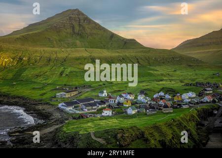 Das Dorf Gjogv und sein natürlicher Hafen auf den Färöern Stockfoto