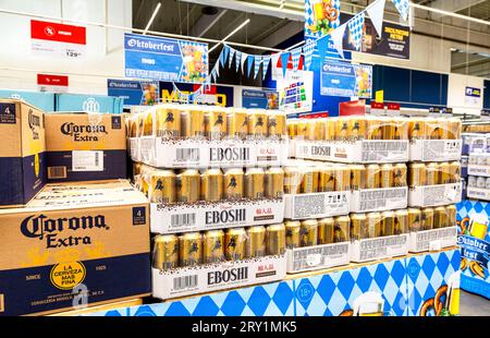 Samara, Russland - 24. September 2023: Eboshi traditionelles japanisches alkoholisches Dosenbier in einem Supermarkt. Japanisches Bier in Aluminiumdosen. Selektives Fokussieren Stockfoto