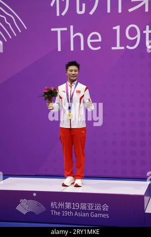 HANGZHOU, CHINA - 28. SEPTEMBER 2023 - Li Yueyao aus China posiert auf dem Siegerpodest während des 52kg Martial Arts Kickboxwettbewerbs für Frauen in Stockfoto