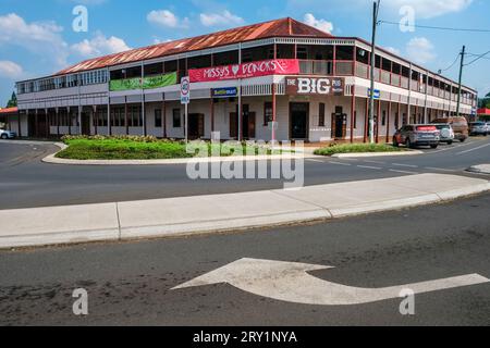 Das Malanda Hotel (erbaut 1911) ist das größte Holzhotel Australiens - Malanda, Atherton Tablelands, Queensland, Australien Stockfoto