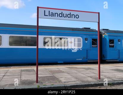 Der Midland Pullman Hochgeschwindigkeitszug am Bahnhof Llandudno in Nordwales kam mit einer Bahnfahrt von Plymouth an. Stockfoto