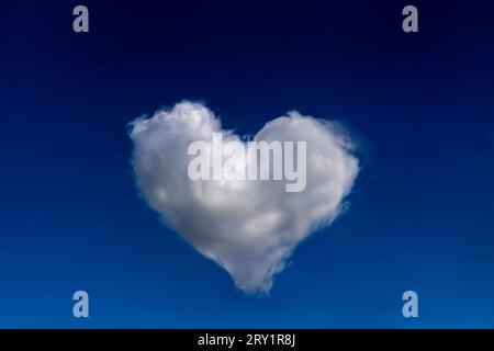 Herzförmige Wolke in einem blauen Himmel. Geändertes Bild Stockfoto