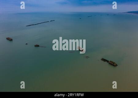Frankreich, Normandie, Arromanches-les-Bains, Basse-Normandie, Calvados. Der Mulberry Port. Der künstliche Hafen von Arromanches Stockfoto