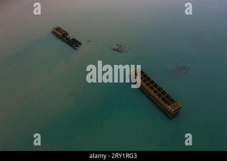 Frankreich, Normandie, Arromanches-les-Bains, Basse-Normandie, Calvados. Der Mulberry Port. Der künstliche Hafen von Arromanches Stockfoto