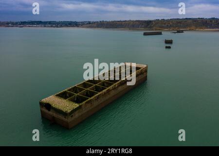Frankreich, Normandie, Arromanches-les-Bains, Basse-Normandie, Calvados. Der Mulberry Port. Der künstliche Hafen von Arromanches Stockfoto