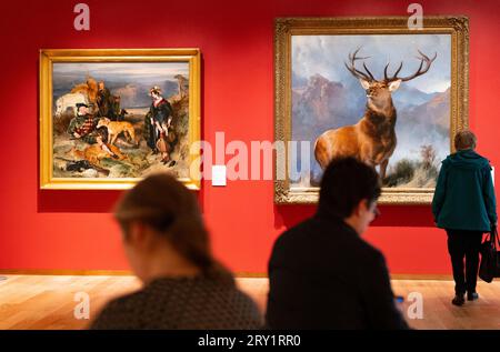 Edinburgh, Schottland, Großbritannien. 28. September 2023. Der neue Flügel der National Gallery of Scotland wird heute offiziell von Angus Robertson MSP in Begleitung des Generaldirektors der Scottish National Galleries Sir John Leighton eröffnet. Die neue Erweiterung wird nach mehreren Jahren problematischer Bau- und Kostenüberschreitungen eröffnet. Die Galerie zeigt schottische Kunst von der Mitte des 19. Bis zum 20. Jahrhundert. PIC; Klassische schottische Kunst im trüben Monarch of the Glen in der neuen Galerie. Iain Masterton/Alamy Live News Stockfoto