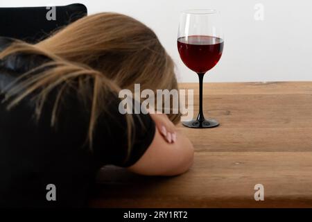 Frau, die versucht, Probleme mit Alkohol zu maskieren: Burnout, Wein, Alkoholmissbrauch, Depression, Trauer, Einsamkeit, Müdigkeit, Alkohol zur Entspannung, Alkohol Stockfoto