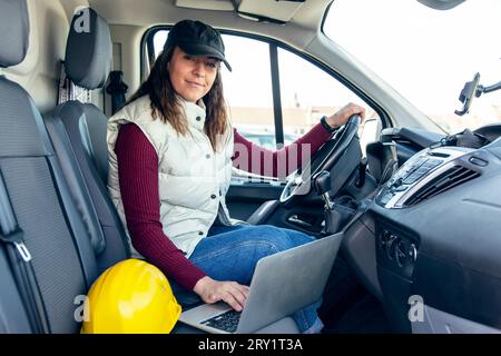 Junger, brünetter Eigenunternehmer Stockfoto
