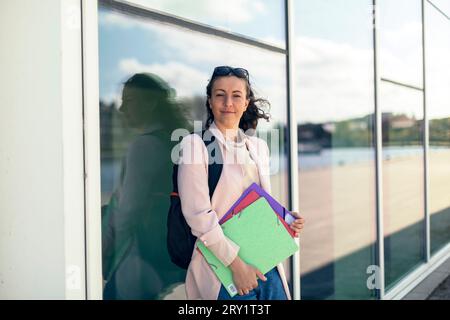Studentin mit Tasche vor der Universität Stockfoto