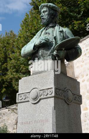 Bronzestatue des Malers Charles-Francois Daubigny (1817–1878) in Auvers-sur-Oise, an der Straße Rue de Paris, von Léon Fagel gemalt Stockfoto