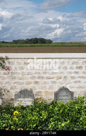 Grabsteine des berühmten niederländischen Malers Vincent van Gogh und seines Bruders Theo auf dem Friedhof mit Blick auf die Felder um Auvers-sur-Oise, Frankreich Stockfoto