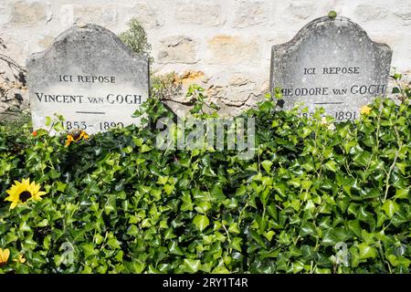 Grabsteine des berühmten niederländischen Malers Vincent van Gogh und seines Bruders Theo auf dem Friedhof in Auvers-sur-Oise, Frankreich Stockfoto