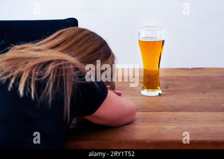 Frau versucht, Probleme mit Alkohol zum Schweigen zu bringen: Berufsburnout, Bier, Alkoholmissbrauch, Depression, Trauer, Einsamkeit, Müdigkeit, Alkohol für Relaxa Stockfoto