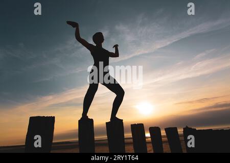Sportliche Frau, Die Yoga Am Meer Macht Stockfoto