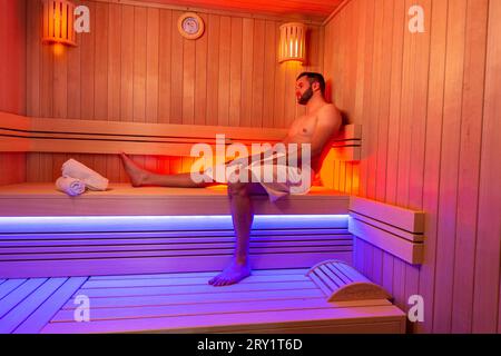 Junger bärtiger Mann in der Sauna Stockfoto