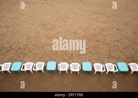 Frankreich, Les Sables d'Olonne, 85, Stühle auf der Grande Plage bei schlechtem Wetter, Juli 2021. Stockfoto