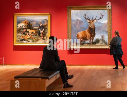 Edinburgh, Schottland, Großbritannien. 28. September 2023. Der neue Flügel der National Gallery of Scotland wird heute offiziell von Angus Robertson MSP in Begleitung des Generaldirektors der Scottish National Galleries Sir John Leighton eröffnet. Die neue Erweiterung wird nach mehreren Jahren problematischer Bau- und Kostenüberschreitungen eröffnet. Die Galerie zeigt schottische Kunst von der Mitte des 19. Bis zum 20. Jahrhundert. PIC; Klassische schottische Kunst im trüben Monarch of the Glen in der neuen Galerie. Iain Masterton/Alamy Live News Stockfoto