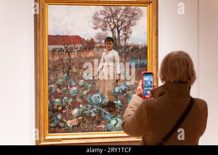 Edinburgh, Schottland, Großbritannien. 28. September 2023. Der neue Flügel der National Gallery of Scotland wird heute offiziell von Angus Robertson MSP in Begleitung des Generaldirektors der Scottish National Galleries Sir John Leighton eröffnet. Die neue Erweiterung wird nach mehreren Jahren problematischer Bau- und Kostenüberschreitungen eröffnet. Die Galerie zeigt schottische Kunst von der Mitte des 19. Bis zum 20. Jahrhundert. PIC; Visitor Photographs Painting A Cabbage Garden von Arthur Melville. Iain Masterton/Alamy Live News Stockfoto