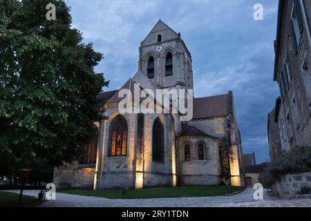 Die Kirche Notre-Dame-de-l'Assomption ist eine katholische Pfarrkirche in Auvers sur Oise. Die Kirche, gemalt von Vincent van Gogh. Sonnenuntergang, blauer Himmel Stockfoto