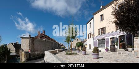 Stadtlandschaft mit Restaurants und Häusern in der Rue Victor Hugo in Auvers-sur-Oise. Viele weltberühmte impressionistische Künstler verbrachten einen Teil ihres Lebens dort Stockfoto