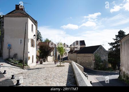 Stadtlandschaft mit Restaurants und Häusern in der Rue Victor Hugo in Auvers-sur-Oise. Viele weltberühmte impressionistische Künstler verbrachten einen Teil ihres Lebens dort Stockfoto