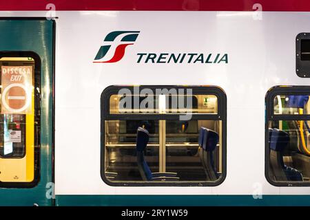 20. Dezember 2022 in Rom, Italien: Seitenansicht des Leonardo Express-Zuges zum Flughafen Fiumicino Stockfoto