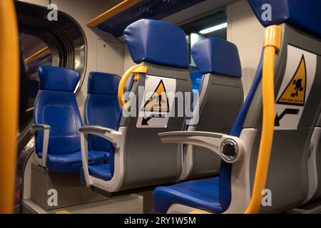20. Dezember 2022 in Rom, Italien: Passagiersitze im Leonardo Express Zug zum Flughafen Fiumicino Stockfoto