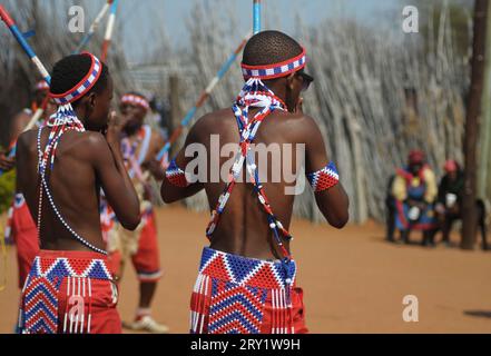 Eine afrikanische Gemeinde beobachtet das uralte Ritual der Beschwörung der Regenfälle durch eine aufwendige Zeremonie, bei der die Götter besänftigt werden Stockfoto