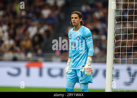 Yann Sommer vom FC Internazionale blickt auf das Fußballspiel der Serie A 2023/24 zwischen dem FC Internazionale und US Sassuolo im Giuseppe Meazza Stadium. ENDSTAND : Zwischen 1 | 2 Sassuolo Stockfoto