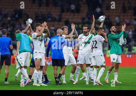 Die Spieler der UC Sassuolo feiern den Sieg am Ende des Spiels während des Fußballspiels der Serie A 2023/24 zwischen dem FC Internazionale und US Sassuolo im Giuseppe Meazza Stadium. ENDSTAND : Zwischen 1 | 2 Sassuolo Stockfoto