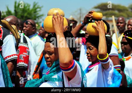 Eine afrikanische Gemeinde beobachtet das uralte Ritual der Beschwörung der Regenfälle durch eine aufwendige Zeremonie, bei der die Götter besänftigt werden Stockfoto