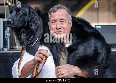 Labradoodle Doubaz, Service-, Hilfs- und Therapiehund mit dem menschlichen Begleiter John, Invictus Games Düsseldorf, Deutschland Stockfoto