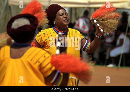 Eine afrikanische Gemeinde beobachtet das uralte Ritual der Beschwörung der Regenfälle durch eine aufwendige Zeremonie, bei der die Götter besänftigt werden Stockfoto