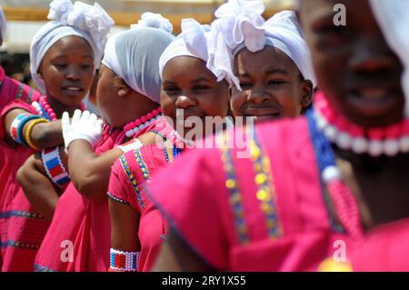 Eine afrikanische Gemeinde beobachtet das uralte Ritual der Beschwörung der Regenfälle durch eine aufwendige Zeremonie, bei der die Götter besänftigt werden Stockfoto