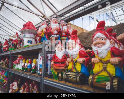 Gartenzwerge in einem Gartencenter Stockfoto