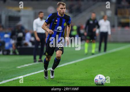 Nicolo Barella vom FC Internazionale wurde während des Fußballspiels Der Serie A 2023/24 zwischen dem FC Internazionale und US Sassuolo im Giuseppe Meazza Stadium in Aktion gesehen. ENDNOTE : Inter 1 | 2 Sassuolo (Foto: Fabrizio Carabelli / SOPA Images/SIPA USA) Stockfoto