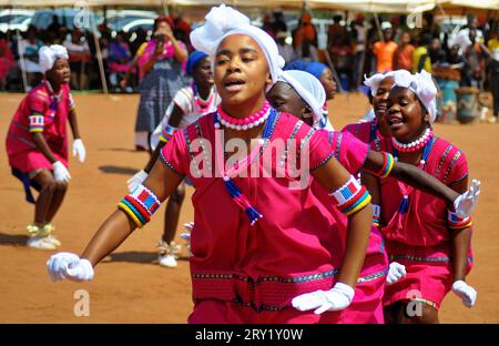 Eine afrikanische Gemeinde beobachtet das uralte Ritual der Beschwörung der Regenfälle durch eine aufwendige Zeremonie, bei der die Götter besänftigt werden Stockfoto