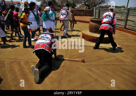 Eine afrikanische Gemeinde beobachtet das uralte Ritual der Beschwörung der Regenfälle durch eine aufwendige Zeremonie, bei der die Götter besänftigt werden Stockfoto