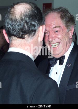 Aktenfoto vom 02/02 von König Charles III. (Damals der Prinz von Wales) mit dem Schauspieler Sir Michael Gambon bei der Filmpremiere von Charlotte Gray im Odeon Cinema am Londoner Leicester Square. Schauspieler Sir Michael Gambon ist im Alter von 82 Jahren friedlich im Krankenhaus gestorben, sagte seine Familie. Ausgabedatum: Donnerstag, 28. September 2023. Stockfoto