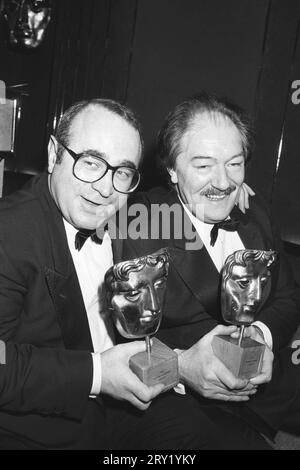 Aktenfoto vom 03/87 der Schauspieler Bob Hoskins (links) und Michael Gambon mit ihren BAFTA-Auszeichnungen nach der British Academy of Film and Television Arts im Londoner Grosvenor House Hotel, London. Hoskins wurde für seine Rolle in dem Film „Mona Lisa“ zum besten Schauspieler gekürt und Gambon gewann seinen Preis als bester Fernsehschauspieler für die Titelrolle in Dennis Potters Dramaserie „der singende Detektiv“. Schauspieler Sir Michael Gambon ist im Alter von 82 Jahren friedlich im Krankenhaus gestorben, sagte seine Familie. Ausgabedatum: Donnerstag, 28. September 2023. Stockfoto