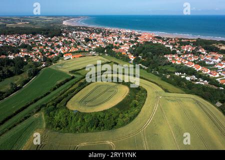 Frankreich, Hauts de France, Pas-de-Calais, Opalküste. Wissant, Felder und Rundkäfig Stockfoto
