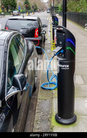 Elektromotive Ladestation in London. Unternehmen mit Sitz in Großbritannien, spezialisiert auf die Herstellung und Installation von Ladepunkten für das Laden von Elektroautos Stockfoto