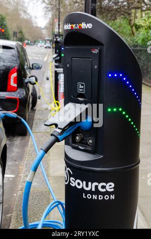 Elektromotive Ladestation in London. Unternehmen mit Sitz in Großbritannien, spezialisiert auf die Herstellung und Installation von Ladepunkten für das Laden von Elektroautos Stockfoto