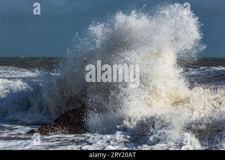 Frankreich, Les Sables d'Olonne, 85, schweres Wetter an der felsigen Küste, am Leuchtturm von Armandeche. Stockfoto