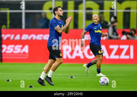 Milano, Italien. 27. September 2023. Hakan Calhanoglu von Inter erwärmt sich vor dem Spiel der Serie A zwischen Inter und Sassuolo in Giuseppe Meazza in Mailand. (Foto: Gonzales Photo - Tommaso Fimiano). Stockfoto