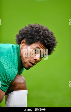 Milano, Italien. 27. September 2023. Armand Lauriente von Sassuolo erwärmt sich vor dem Spiel der Serie A zwischen Inter und Sassuolo in Giuseppe Meazza in Mailand. (Foto: Gonzales Photo - Tommaso Fimiano). Stockfoto