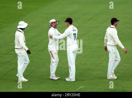 Surreys Rory Burns (Mitte links) und Jamie Smith (Mitte rechts) gratulieren sich gegenseitig zu dem Sieg ihres Teams, da Essex am dritten Tag des LV= Insurance County Championship Matches im Ageas Bowl in Southampton nicht 400 Runs vor dem Mittagessen erhalten hat. Bilddatum: Donnerstag, 28. September 2023. Stockfoto