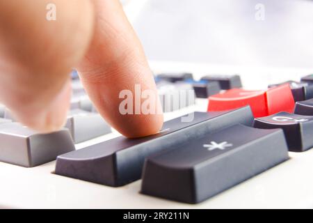 Nahaufnahme des Buchhalters, der den Taschenrechner auf dem Schreibtisch drückt, den Finger auf die Plus-Taste am Taschenrechner drückt. Finanzierungskonzept Stockfoto