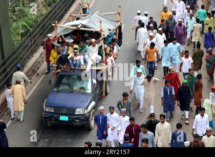 28. September 2023, Chittagong, Muradpur, Bangladesch: Anlässlich des heiligen Eid Miladunnabi fand in Chittagong, Bangladesch, eine traditionelle Prozession statt, an der Millionen von Menschen teilnahmen. Die 51. Prozession wurde von Awlade Rasul Allama Syed Muhammad Saber Shah (Majia) aus Pakistan geleitet. Am Morgen, vor dem Beginn der Prozession, werden Gebete für den Wohlstand und das Wohlergehen des Landes und der Nation angeboten. 1974 begann die erste Prozession in Bangladesch unter der Leitung von Zaman Allama Syed Muhammad Taib Shah. (Bild: © Mohammed Shajahan/ Stockfoto