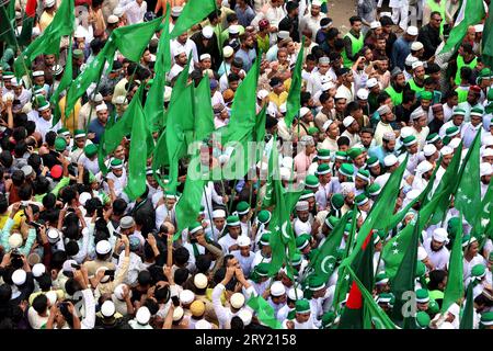 28. September 2023, Chittagong, Muradpur, Bangladesch: Anlässlich des heiligen Eid Miladunnabi fand in Chittagong, Bangladesch, eine traditionelle Prozession statt, an der Millionen von Menschen teilnahmen. Die 51. Prozession wurde von Awlade Rasul Allama Syed Muhammad Saber Shah (Majia) aus Pakistan geleitet. Am Morgen, vor dem Beginn der Prozession, werden Gebete für den Wohlstand und das Wohlergehen des Landes und der Nation angeboten. 1974 begann die erste Prozession in Bangladesch unter der Leitung von Zaman Allama Syed Muhammad Taib Shah. (Bild: © Mohammed Shajahan/ Stockfoto